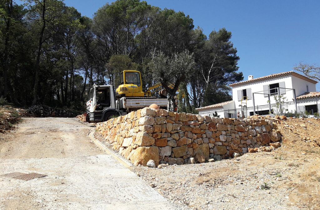 MCreaTerrassement realisation enrochement mur en pierre Puget-sur-argens